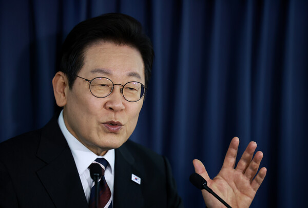  이재명 대통령이 24일(현지시간) 일본 도쿄 하네다공항 이륙 뒤 한미 정상회담을 위해 미국 워싱턴DC로 향하는 공군 1호기 기내에서 기자간담회를 하고 있다(연합뉴스)