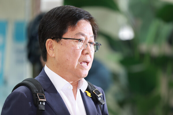 최교진 사회부총리 겸 교육부 장관 후보자가 14일 인사청문회 준비 사무실이 마련된 서울 영등포구 여의도 한국교육시설안전원으로 출근하며 취재진 질문에 답하고 있다 [사진=연합뉴스]