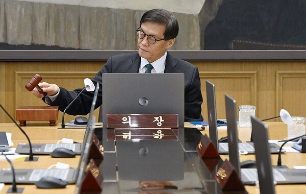 이창용 한국은행 총재가 28일 서울 중구 한국은행에서 열린 금융통화위원회에서 의사봉을 두드리고 있다. ＠연합뉴스