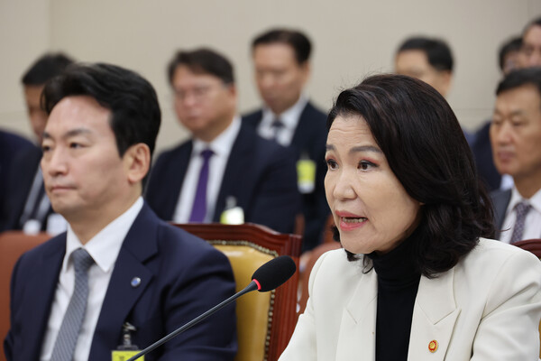  26일 서울 여의도 국회에서 열린 과학기술정보방송통신위원회 전체회의에서 이진숙 방송통신위원장이 질의에 답변하고 있다(연합뉴스)