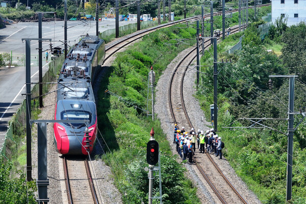 무궁화호 열차가 선로 인근에서 작업 중이던 근로자 7명을 치는 사고가 발생한 19일 경북 청도군 화양읍 삼신리 청도소싸움 경기장 인근 경부선 철로에서 코레일 등 관계자들이 사고가 난 선로를 조사하고 있다 [사진=연합뉴스]