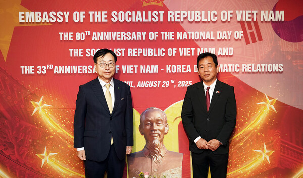 임진달 HS효성첨단소재 대표이사(왼쪽)가 부 호(Vu Ho)주한 베트남 대사(오른쪽)와 기념촬영을 하고있다. 사진 제공=HS효성첨단소재.