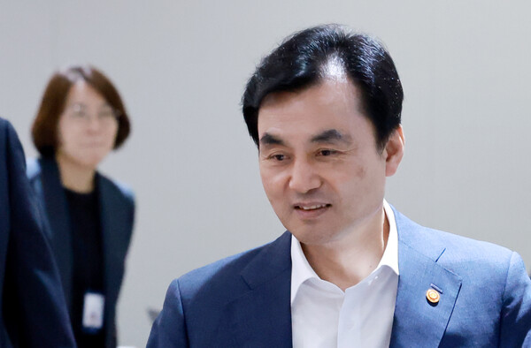 안규백 국방부 장관이 29일 서울 용산 대통령실 청사에서 이재명 대통령 주재로 열린 임시 국무회의에 참석하고 있다(연합뉴스)