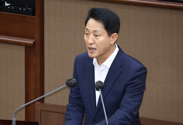오세훈 서울시장이 27일 서울 중구 서울시의회에서 열린 제322회 시의회 임시회 개회식에서 신임 간부를 소개하고 있다. 2025.8.27. /사진 = 연합뉴스
