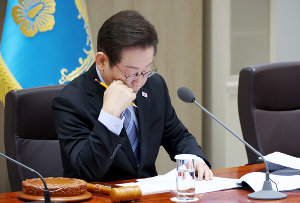 이재명 대통령이 2일 용산 대통령실에서 열린 국무회의에서 현안 토의 자료를 살피고 있다(연합뉴스)