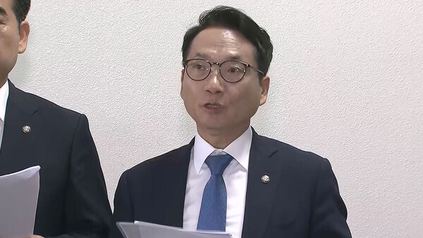 브리핑하는 더불어민주당 박선원 의원(연합뉴스)