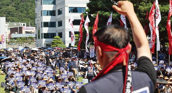  현대자동차 노조 조합원들이 3일 울산 염포로 현대차 울산공장 본관 앞에서 열린 총파업 결의대회에서 구호를 외치고 있는 모습. (사진=연합뉴스)