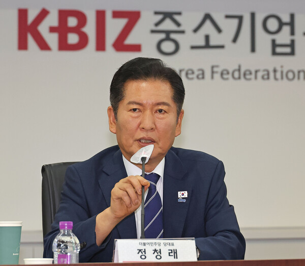 더불어민주당 정청래 대표가 4일 서울 여의도 중소기업중앙회에서 열린 중소기업인 정책간담회에 참석해 인사말을 하고 있다(연합뉴스)