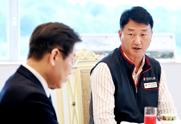 양경수 민주노총 위원장이 4일 서울 용산 대통령실 청사에서 이재명 대통령 주재로 열린 양대노총 위원장과의 오찬 간담회에 참석해 발언하고 있다(연합뉴스)