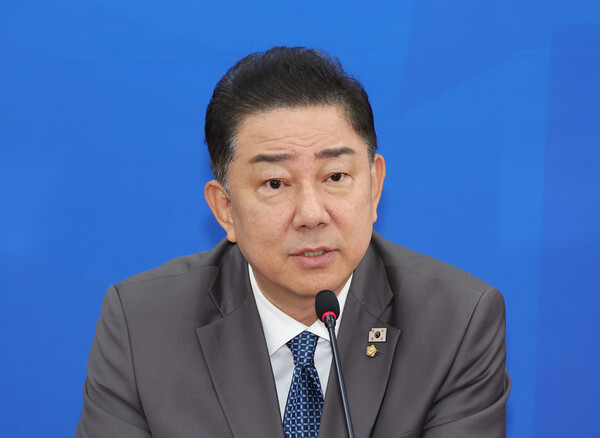 더불어민주당 김병기 원내대표가 4일 국회에서 열린 정책조정회의에서 발언하고 있다(연합뉴스)