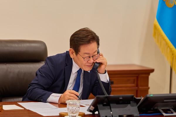 이재명 대통령이 4일 용산 대통령실에서 오흐나 후렐수흐 몽골 대통령과 전화 통화를 하고 있다(연합뉴스)