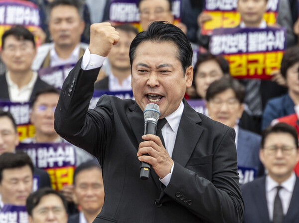 국민의힘 장동혁 대표가 4일 국회 본청 계단에서 열린 야당말살 정치탄압 특검수사 규탄대회에서 강력한 대 여당, 대 정부 투쟁을 선언하는 규탄 연설을 하고 있다(연합뉴스)