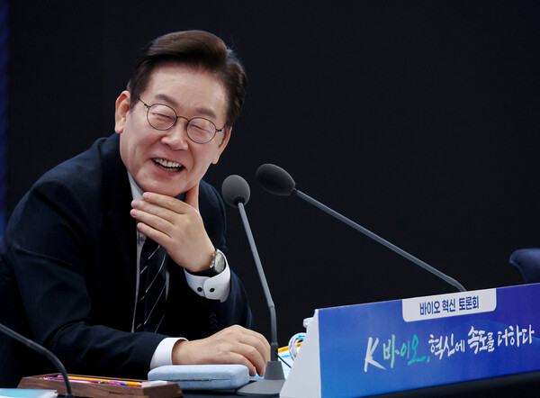 이재명 대통령이 5일 인천 송도 컨벤시아에서 열린 바이오 혁신 토론회에서 밝게 웃으며 참가자 발언을 듣고 있다(연합뉴스)