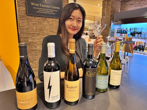 롯데백화점은 가성비 와인으로 ‘더 블라인드 서울의 심판 2025’ 수상 와인 중 6종을 선보인다. 오는 9월 15일부터 롯데백화점 본점, 잠실점 등 주요 점포 와인 매장에서 만날 수 있다. 사진 제공=롯데백화점.