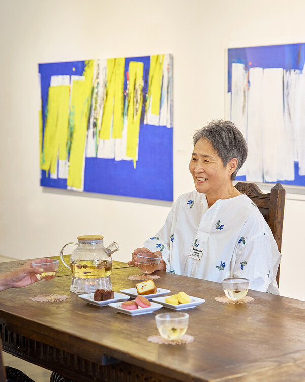 더 갤러리 현 김현숙 작가와의 티타임 모습 [사진=제주신라호텔]