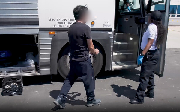 미국 이민 단속 당국이 홈페이지를 통해 지난 4일(현지 시각) 조지아주 현대차그룹-LG에너지솔루션의 합작 배터리 공장 건설 현장에서 벌인 불법체류·고용 단속 현장 영상을 홈페이지에 공개했다 [사진=연합뉴스]