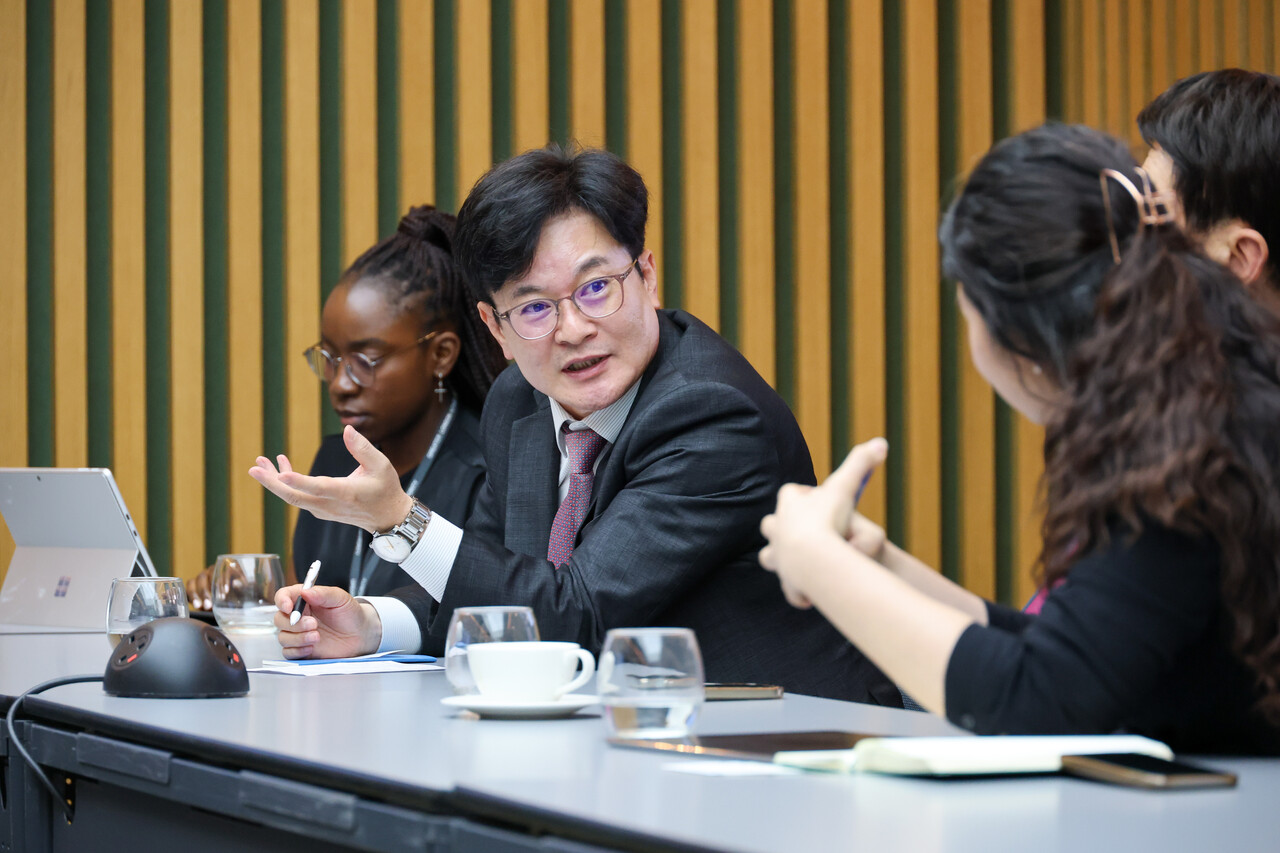 김병수 김포시장이 런던시청을 방문해 도시재생 관계부서와의 미팅을 진행하고 있다.