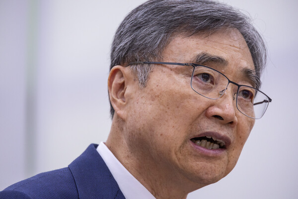  조현 외교부 장관이 8일 국회에서 열린 외교통일위원회 긴급 현안 질의에 출석해 미 조지아 한국업체에 대한 미국 이민 단속 당국의 불법체류·고용 단속과 관련한 의원 질문을 듣다 생각에 잠겨 있다(연합뉴스)