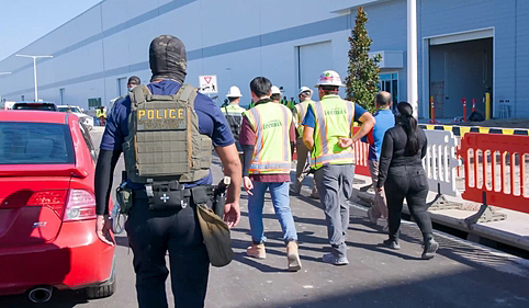 미국 이민 단속 당국이 지난 4일(현지시간) 조지아주 현대차그룹-LG에너지솔루션의 합작 배터리 공장 건설현장에서 벌인 불법체류·고용 단속 현장 영상과 사진을 홈페이지를 통해 공개했다(연합뉴스)