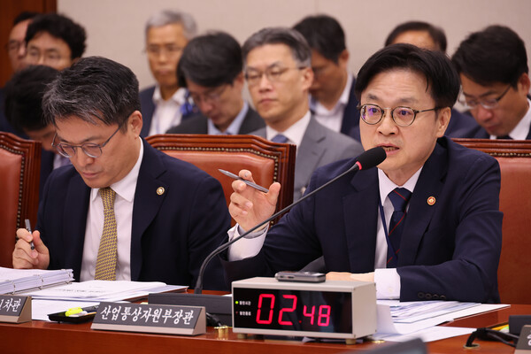 8일 서울 여의도 국회에서 열린 산업통상자원중소벤처기업위원회 전체회의에서 김정관 산업통상자원부 장관이 의원 질의에 답하고 있다. [연합뉴스]