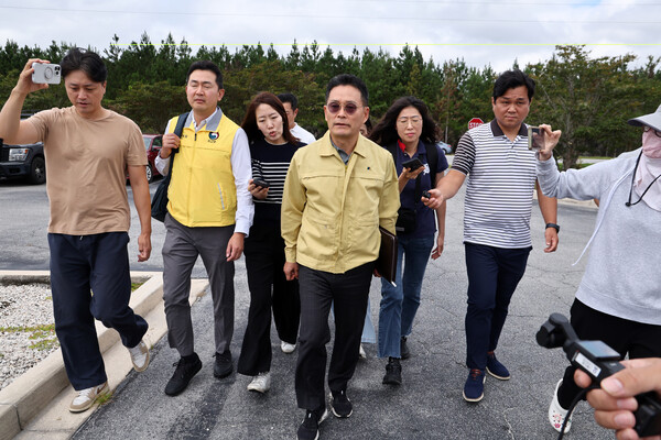 조기중 워싱턴 총영사가 8일(현지시간) 미국 당국의 이민단속으로 체포된 현대차-LG엔솔 배터리공장 건설 현장 직원들이 수감돼 있는 조지아주 포크스턴의 이민세관단속국(ICE) 구금시설로 향하며 취재진 질문에 답하고 있다. [연합뉴스]