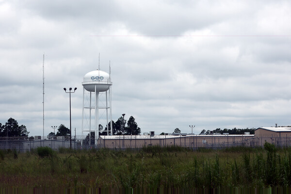 8일(현지시간) 미국 당국의 이민단속으로 체포된 현대차-LG엔솔 배터리공장 건설 현장 직원들이 수감돼 있는 조지아주 포크스턴의 이민세관단속국(ICE) 구금시설 모습. [연합뉴스]