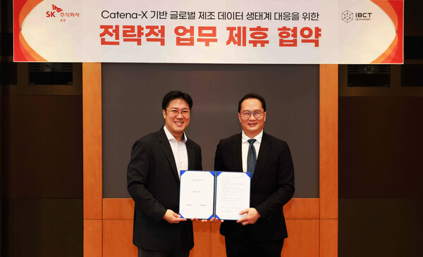 SK AX 장혁수 ESG/SHE본부장(왼쪽)과 IBCT 이정륜 대표가 경기도 성남시 분당구 SK AX 본사에서 ‘카테나-X 기반 글로벌 제조 데이터 생태계 대응 위한 업무 협약식’을 가졌다. 사진 제공=SK AX.