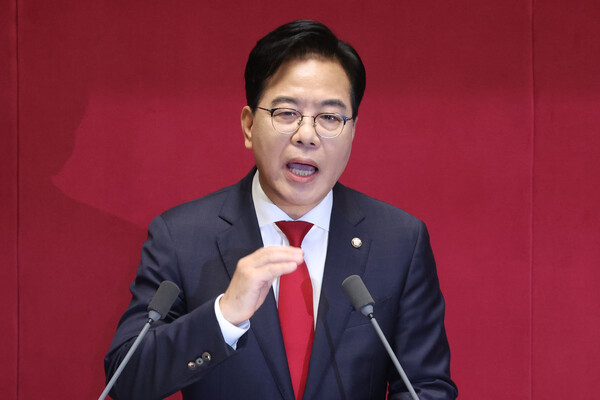 국민의힘 송언석 원내대표가 10일 서울 여의도 국회에서 열린 본회의에서 교섭단체 대표 연설을 하고 있다(연합뉴스)