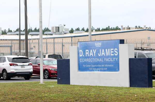 8일(현지시간) 미국 당국의 이민단속으로 체포된 현대차-LG엔솔 배터리공장 건설 현장 직원들이 수감돼 있는 조지아주 포크스턴의 이민세관단속국(ICE) 구금시설 모습. [연합뉴스]