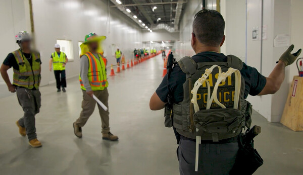 미국 이민 단속 당국이 홈페이지를 통해 지난 4일(현지시간) 조지아주 현대차그룹-LG에너지솔루션의 합작 배터리 공장 건설현장에서 벌인 불법체류·고용 단속 현장 사진을 홈페이지를 통해 공개했다. [ICE]