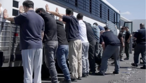 미국 이민세관단속국(ICE)이 조지아주 현대차-LG에너지솔루션 합작 배터리 공장 공사 현장에서 근무하던 한국인 근로자 300여 명을 단속해 구금하는 장면을 공개했다.