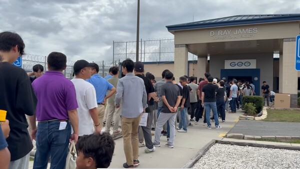 7일(현지 시각) 미 조지아주 포크스턴의 이민세관단속국(ICE) 구금시설 앞에서 관계사 직원들이 면담을 기다리고 있다 [사진=연합뉴스]