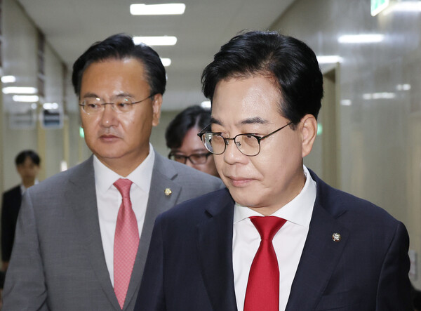 국민의힘 송언석 원내대표와 유상범 원내수석부대표가 10일 서울 여의도 국회에서 더불어민주당 김병기 원내대표와 문진석 원내수석부대표를 만나기 위해 이동하고 있다(연합뉴스)
