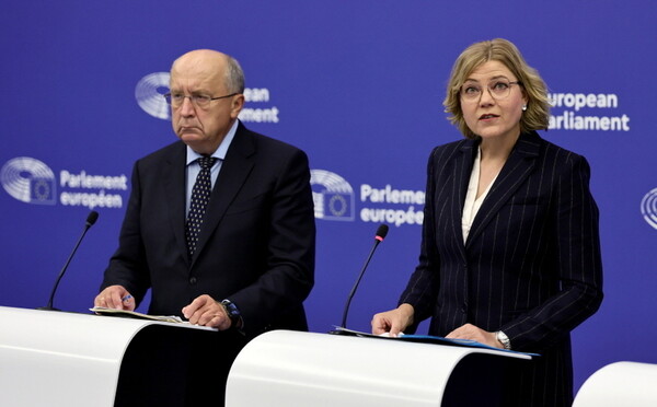 EU 무기 공동구매 대출금 정책 발표하는 집행위원들