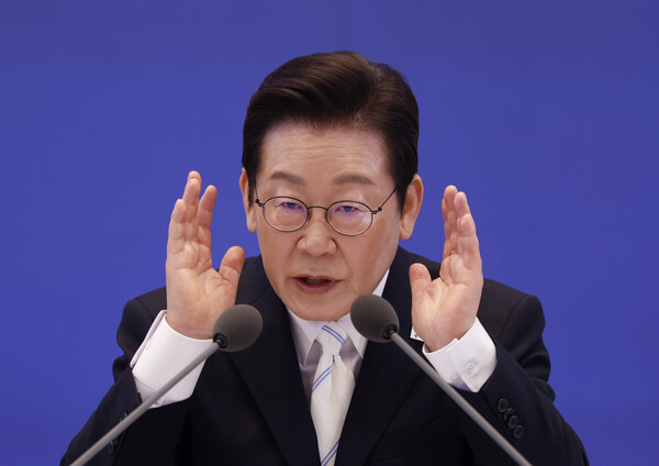 이재명 대통령이 11일 청와대 영빈관에서 열린 취임 100일 기자회견에서 취재진 질문에 답변하고 있다(연합뉴스)