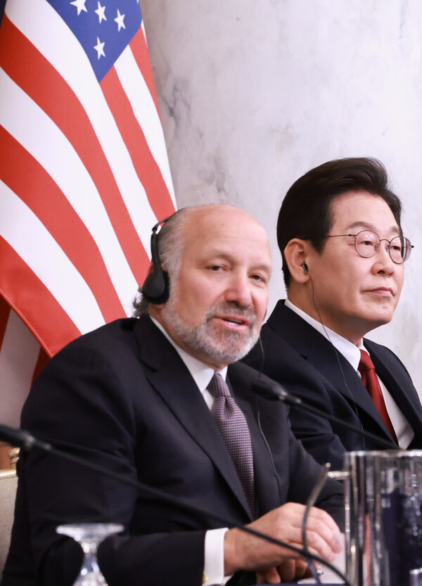 이재명 대통령이 25일(현지시간) 미국 워싱턴DC 윌라드 호텔에서 열린 한미 비즈니스 라운드 테이블에서 하워드 러트닉 미 상무장관과 대화하고 있다(연합뉴스)