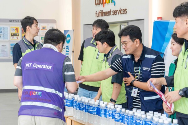 고용노동부, 안전보건공단, CFS 관계자들이 ‘안전한 일터 만들기’ 합동 캠페인을 기념하며, 쿠팡 금왕2,3센터 직원들에게 이온 음료를 건네고 있다. 사진 제공=쿠팡풀필먼트서비스.