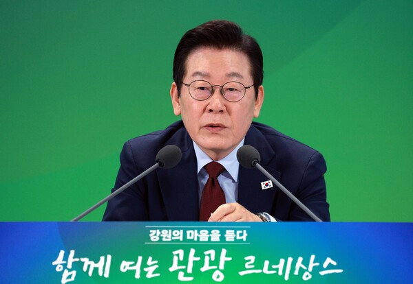 이재명 대통령이 12일 강원도 춘천시 강원창작개발센터에서 열린 지역 토론회 '강원의 마음을 듣다' 타운홀 미팅에서 질문에 답변하고있다(연합뉴스)