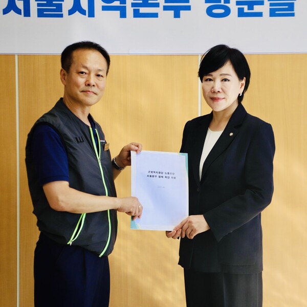 전현희 더불어민주당 수석최고위원(오른쪽)이 11일 신현우 근로복지공단노동조합 서울본부장(오른쪽)을 만나 악수를 나누고 있다[이미지-쿠키뉴스 제공]