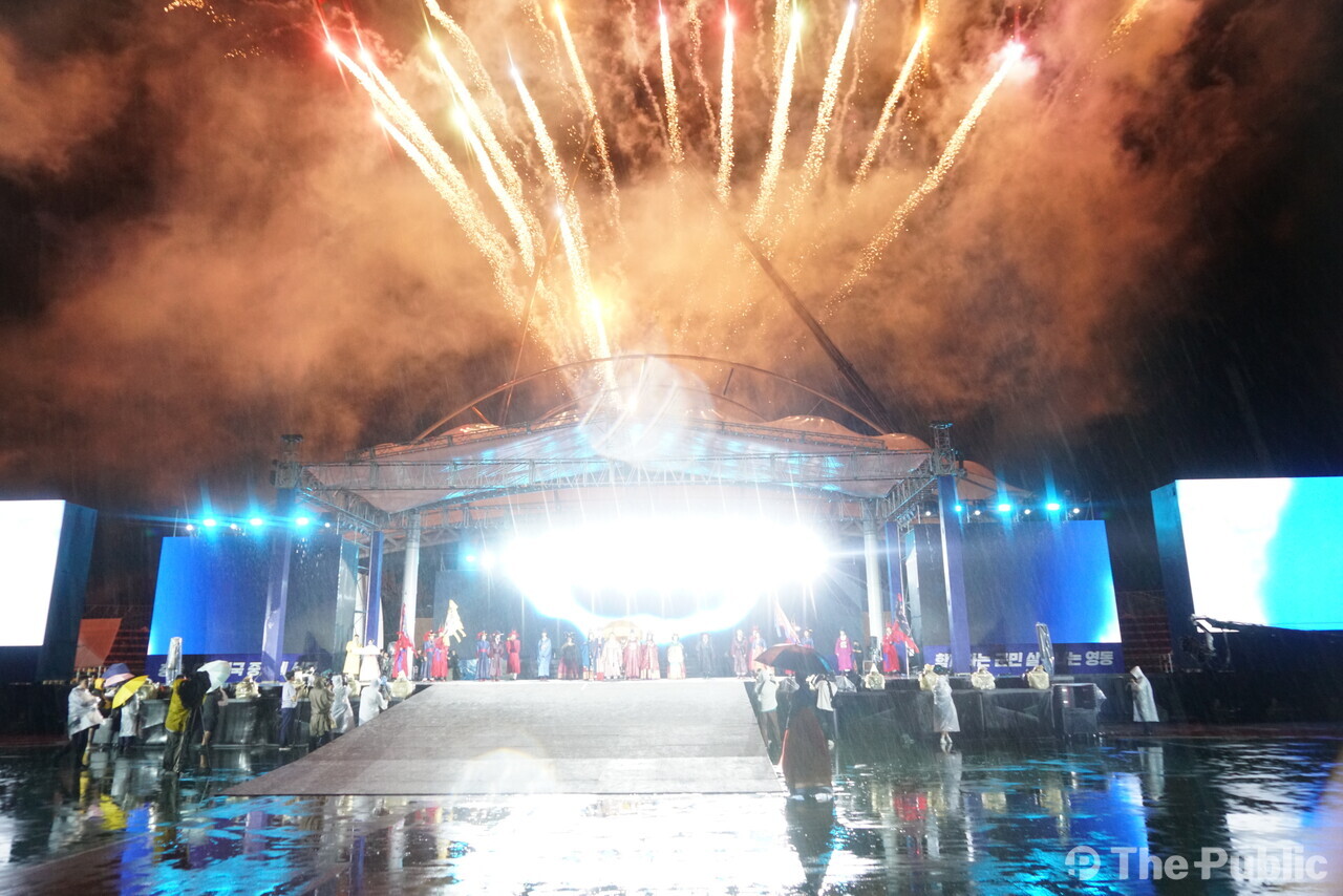 우천속 화려한 불꽃쇼 개막식. /오홍지 기자
