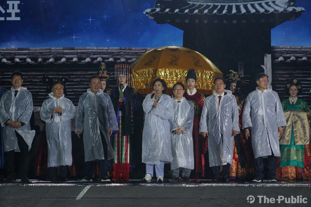 나경원 의원이 2025영동세계국악엑스포 무대에서 개막 축하 인사를 하고 있다. /오홍지 기자