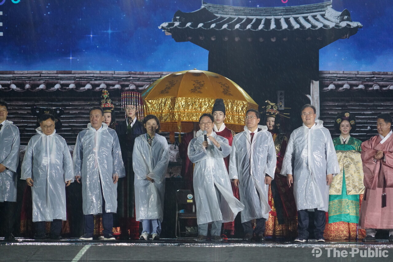 박범계 의원이 2025영동세계국악엑스포에 참석해 축하 인사를 전하고 있다. /오홍지 기자