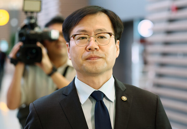 여한구 산업통상자원부 통상교섭본부장이 15일 미국과의 관세 협상 후속 협의를 위해 인천국제공항 제2터미널 출국장으로 향하고 있다 [사진=연합뉴스]