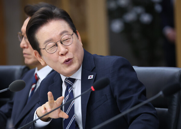 이재명 대통령이 16일 정부세종청사에서 열린 국무회의에서 구윤철 경제부총리 겸 기획재정부 장관과 대화하고 있다.(연합뉴스)