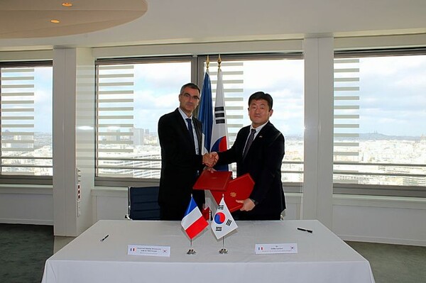 9월 15일(현지시간) 프랑스 파리 병기본부에서 정규헌 방사청 미래전력사업본부장과 가엘 디아즈 드 투에스타(Gaël Diaz de Tuesta) 병기총국장이 기념촬영을 하고 있다. (사진=방위사업청)