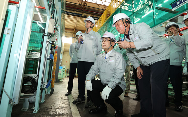하나은행은  ‘자동차 산업 수출 공급망 강화를 위한 금융지원’ 1호 지원 기업인 서진산업 시흥 본사를 방문해 상생 협력을 모색했다. 서진산업을 찾은 이호성 하나은행장(사진 왼쪽에서 세번째)이 최재홍 서진산업 대표이사(사진 왼쪽에서 네번째)로 부터 생산시설에 대한 설명을 듣고 있다. 사진 제공=하나은행.
