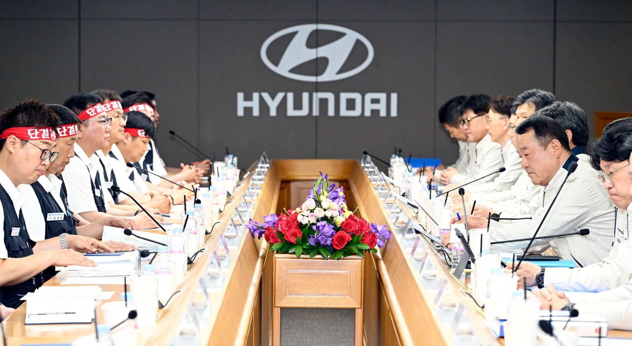 지난 6월 18일 현대자동차 노사 대표가 울산공장에서 올해 임금 및 단체협약 상견례를 열고 있다.