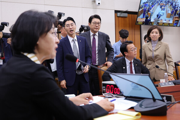 16일 서울 여의도 국회에서 열린 법제사법위원회 전체회의에서 추미애 법사위원장이 나경원 의원 간사 선임의 건 표결에 대해 무기명 투표를 선언하자 국민의힘 의원들이 항의하며 퇴장하고 있다. [연합뉴스]