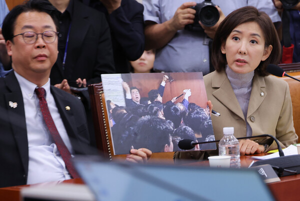 16일 서울 여의도 국회에서 열린 법제사법위원회 전체회의에서 국민의힘 나경원 의원이 국회 패스트트랙(신속처리안건) 충돌 사건 당시 더불어민주당 박찬대 의원이 담긴 사진을 들어 보이고 있다. [연합뉴스]