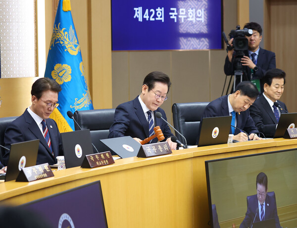 이재명 대통령이 16일 정부세종청사에서 열린 제42회 국무회의 개회 선언을 하고 있다(연합뉴스)